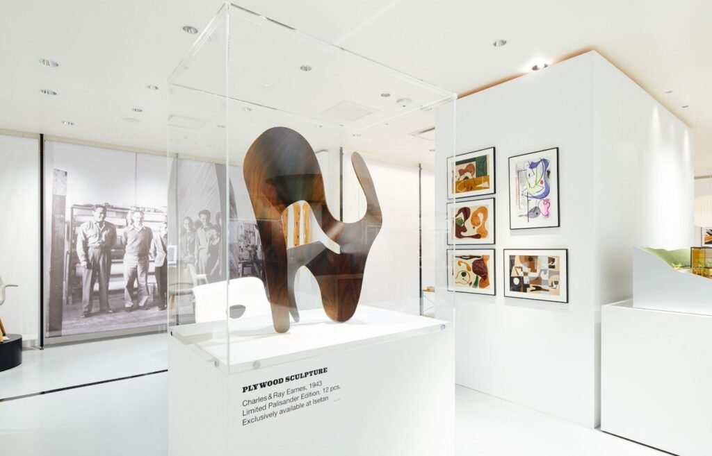 Charles Eames : L'Épopée d'un visionnaire qui a fait de l'innovation un acte de communication authentique - biographie proposée par Ekmoci - Vosges